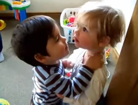 Дошкольники почти не использут напрямую сексуальный интерес. При стягивании трусиков с девочек, малышом может двигать любопытство, желание развлечься новой "игрой" ,в которой так много шума и новых  реакций окружающих