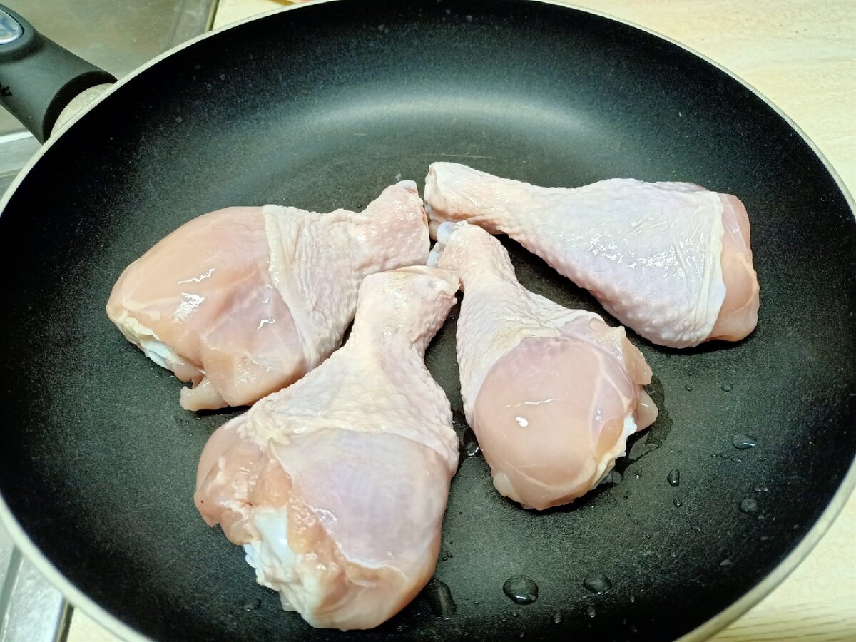 выкладываем голени на сковороду