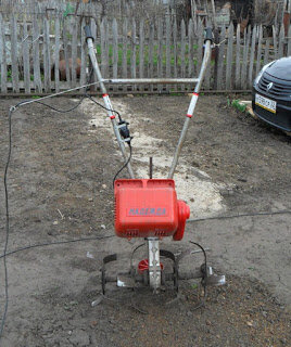 Подготовка агрегата к работе занимает считанные минуты , установил фрезы и руль, подключил кабель в обычную розетку - и за работу. К обрабатываемому участку, и с места на место, культиватор удобно перемещать на специально устанавливаемом колесике. 

 Электрокультиватор готов к работе Мощности культиватора  1,1 кВ т хватает с избытком, глубина обработки почвы регулируется до  25-30 с м, а больше и не нужно, ширина обрабатываемой полосы -  35 или 65 см . Для нарезания рядков и окучивания есть в дополнение к фрезам специальные окучники в форме шнека.