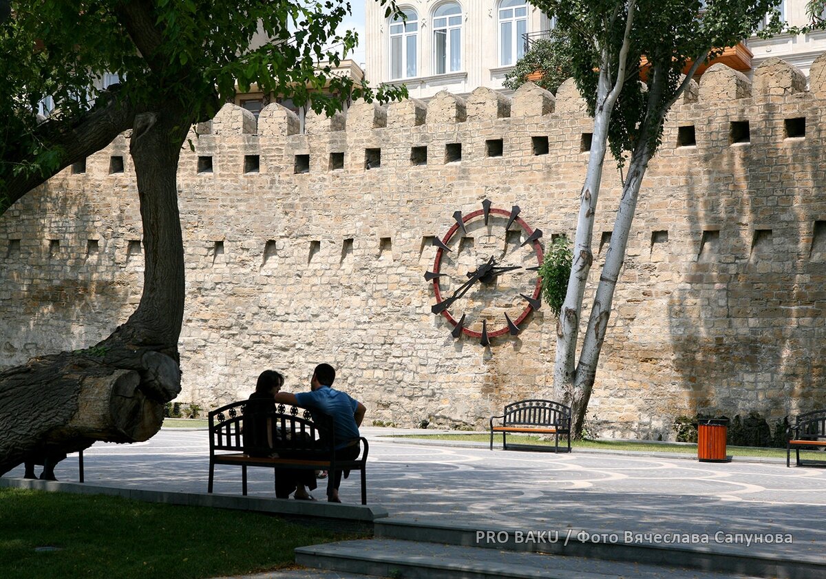 Губернаторский сад и Бакинская крепость Часы - современные