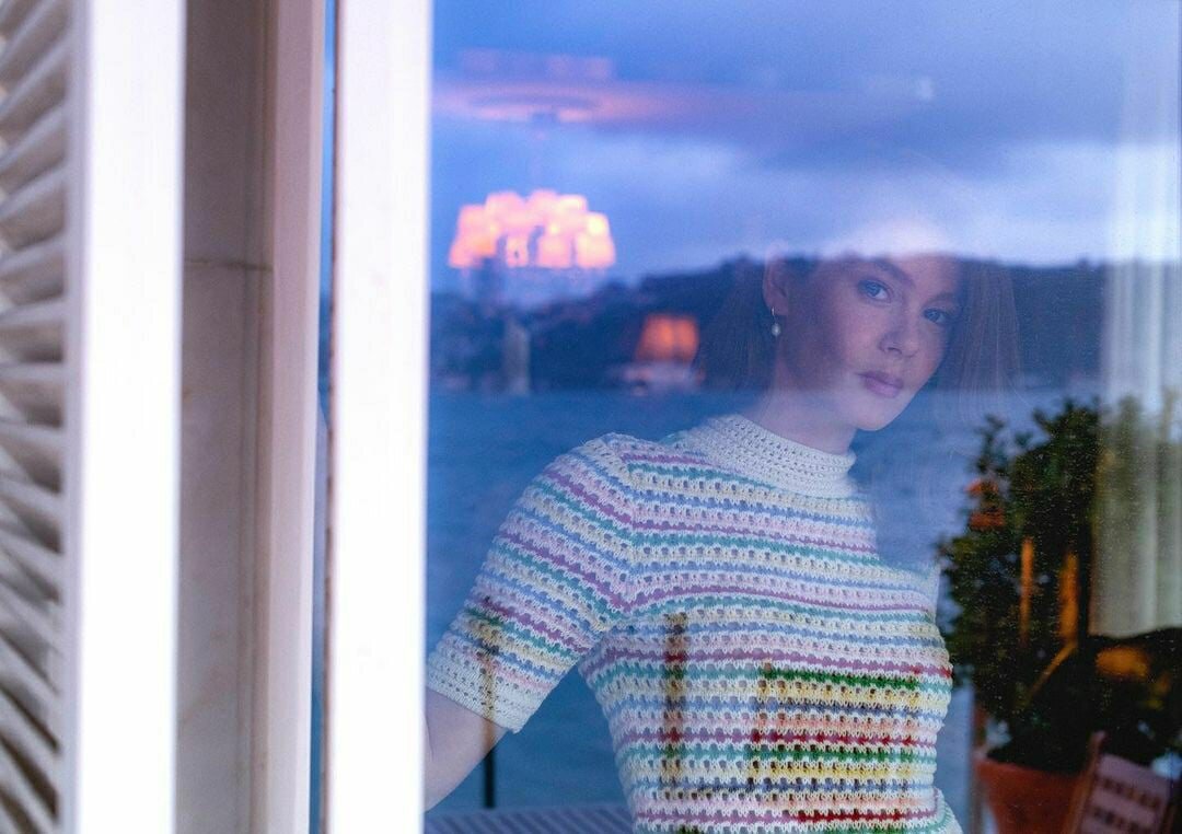 Промо - фото сериала "Девушка за стеклом". Фото взято на официальном странице самого сериала в инстаграм. 