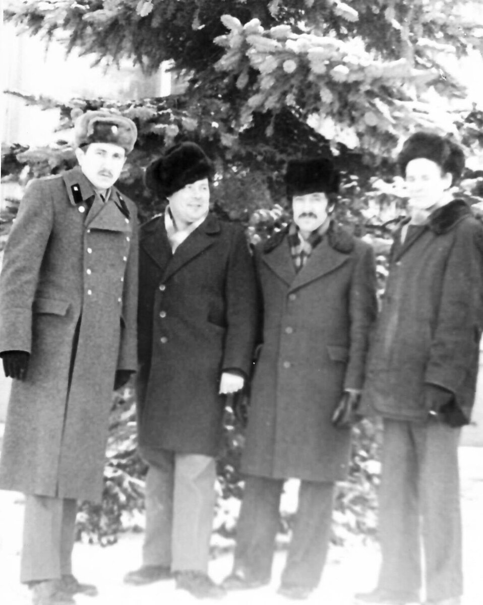 Слева направо: 1. Афанасьев Алексей Алексеевич – представитель заказчика №3021
2. Сивков Валерий Дмитриевич  – водитель – испытатель автомобильного завода
3. Ситдиков Имзанур Кашбеевич – моторист цеха 415 завода двигателей
4. Чуйкин Николай Михайлович - водитель – испытатель автомобильного завода
В группу также входил Башкиров Вячеслав Константинович – инженер-конструктор УГК КАМАЗа. 
