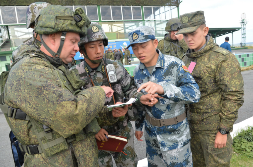 Военные переводчики. Источник - Яндекс.Картинки