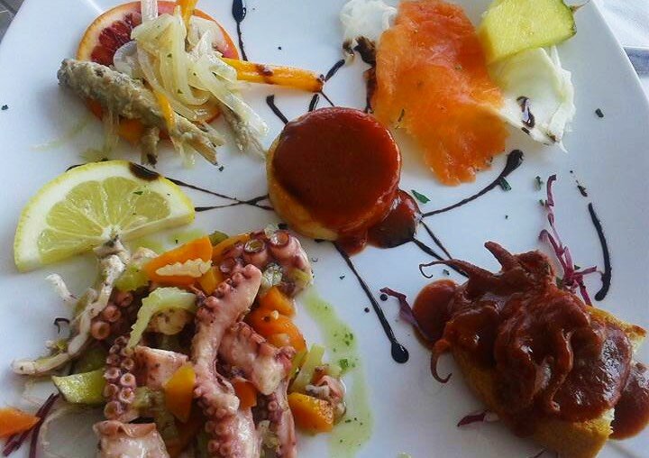 сладкие красные апельсины и даже ананасы сочетаются с рыбой и морепродуктами ничуть не хуже, чем более привычные в этом контексте лимоны и лаймы (фото – Piano Piano)