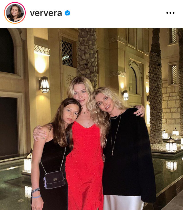 Скрин автора из открытого источника Инстаграм, дочка Сара чем-то расстроена, она не хочет фотографироваться с Верой Брежневой