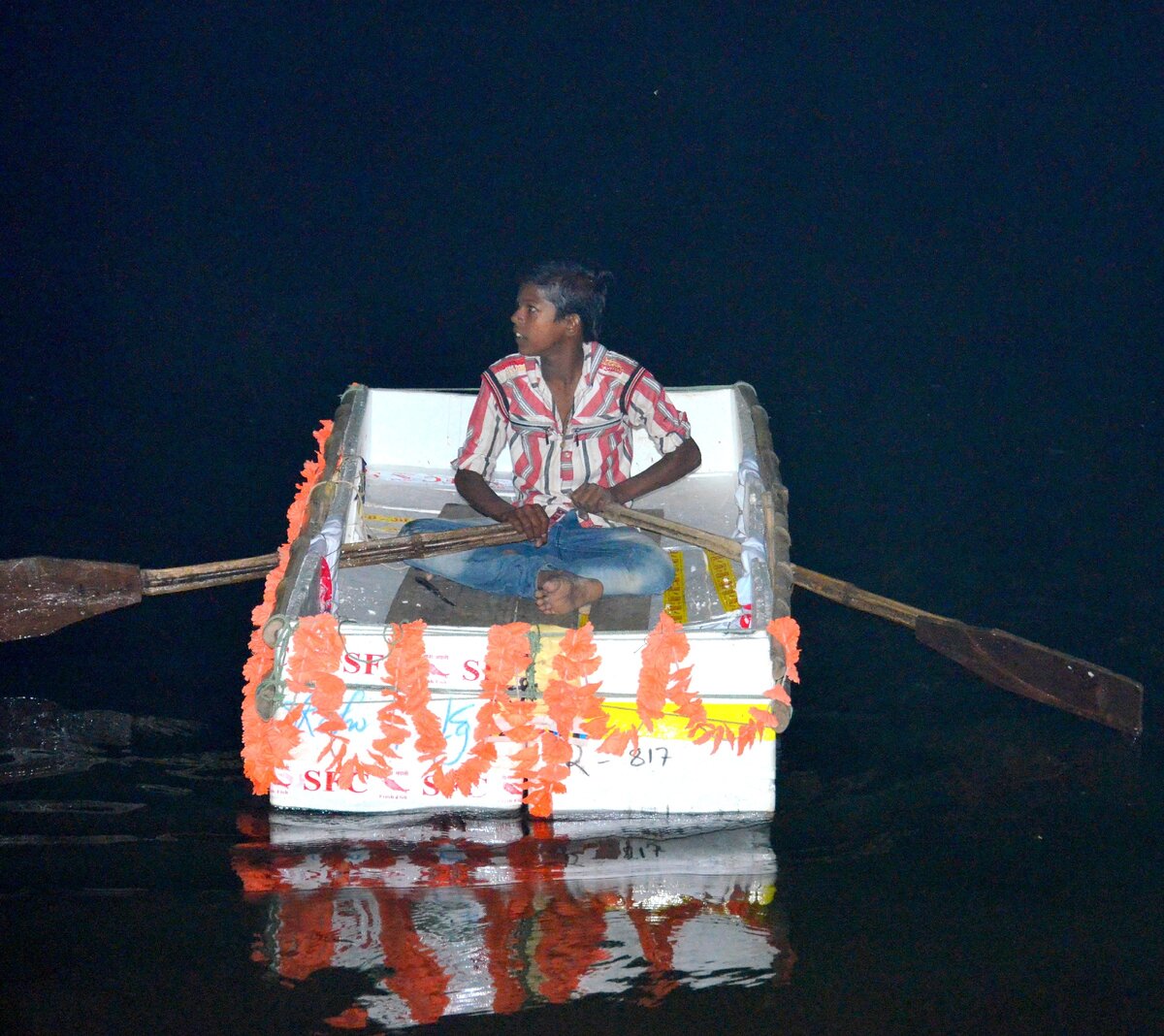 Паренёк в самодельной лодке из пенопласта на Ганге. Фото автора.