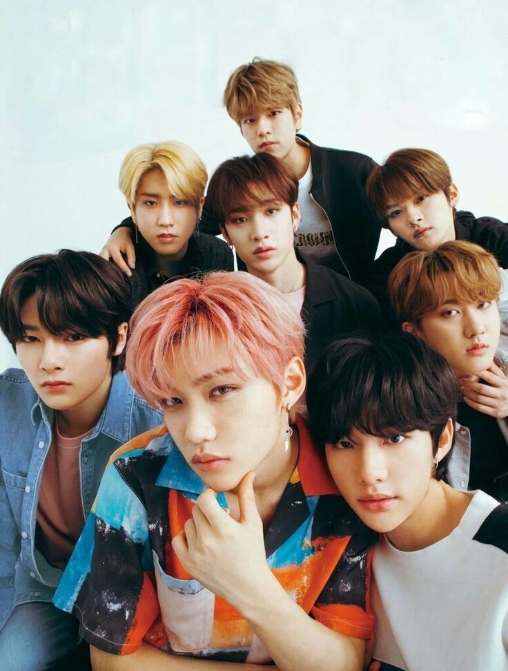 Ещё немного «разукрашенных» корейцев Вам в ленту. K-pop группа “Stray kids”. 