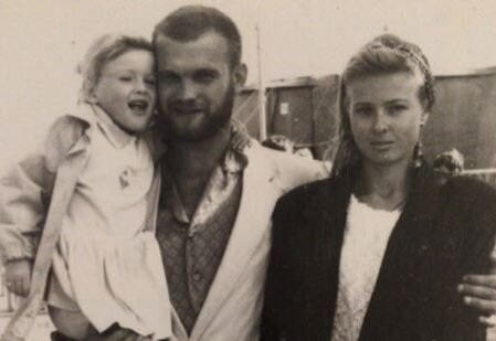 Софья Эрнст в детстве (с родителями)