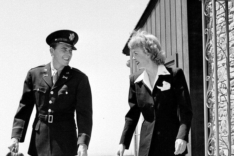На фото: 19 апреля 1942 года. Лейтенант U.S. Army Рональд Рейган отправляется из дома на очередное дежурство. Его провожает жена, актриса Джейн Уайман с которой он развелся в 1949 году. Кстати, Рейган был единственным разведённым президентом в истории США до избрания на этот пост Дональда Трампа.