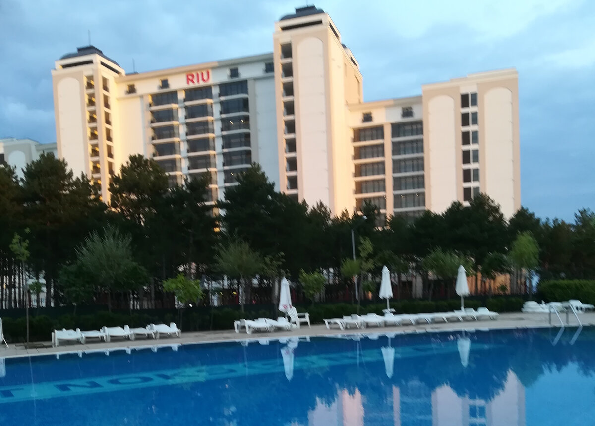 Отель построенный Лукойлом и перекрывший вид на море с нашего отеля.