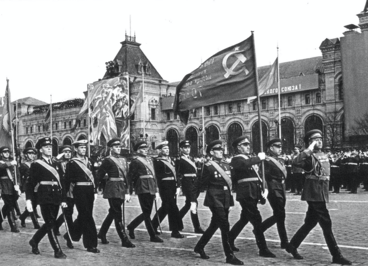 Впервые на параде. Первый парад Победы 1965. Знамя Победы на параде Победы 1945. 1 Парад Победы в Москве 1945.