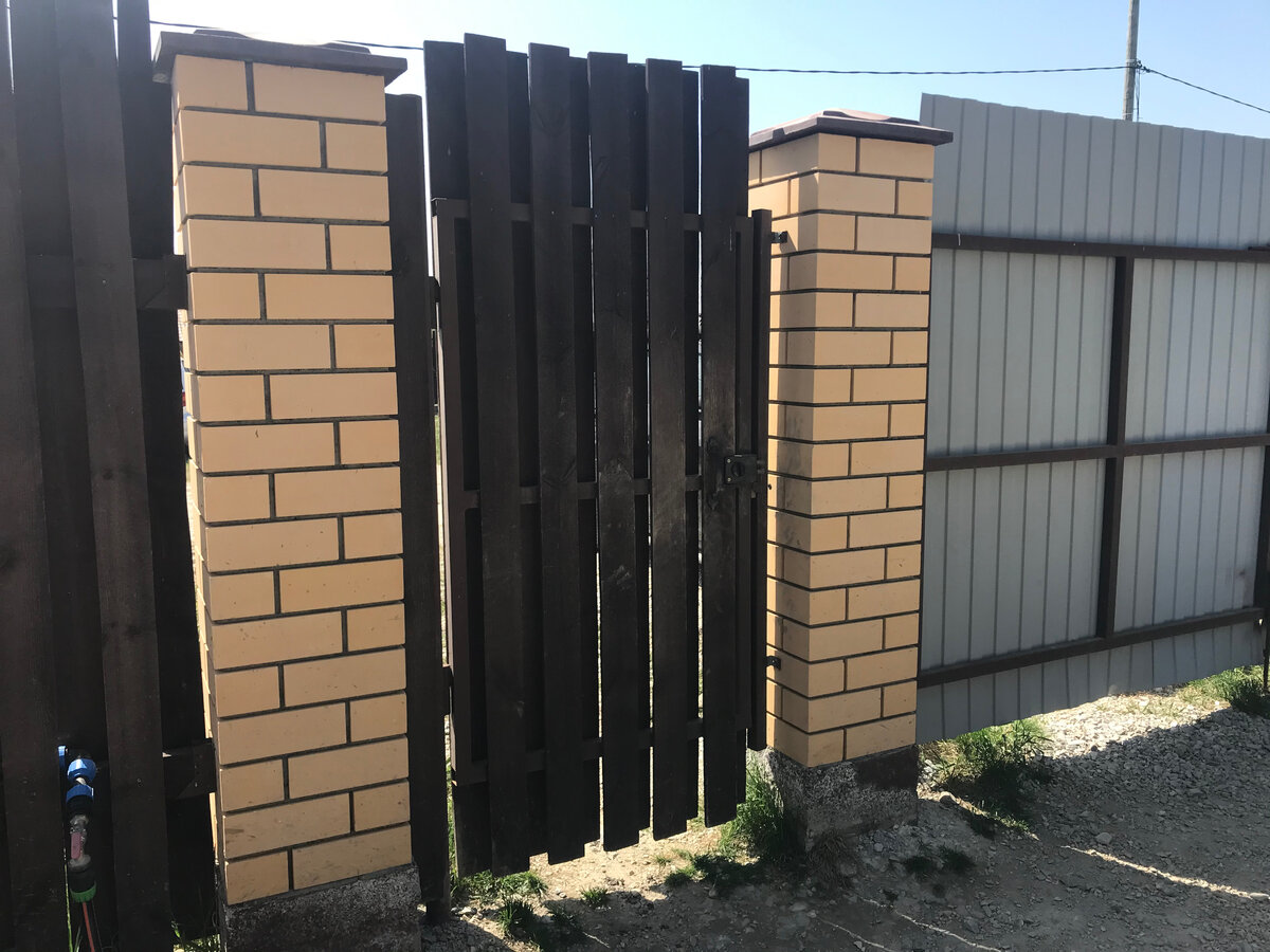 В последнее время калитки делают из металла, особенно для входных групп. Я же покажу как сделать из дерева 