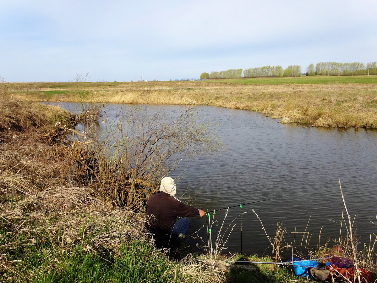 Первая рыбалка на нашей речушке 7 мая 2021. Взял рыбак сачок на крупную рыбу, а наловил только мелочь