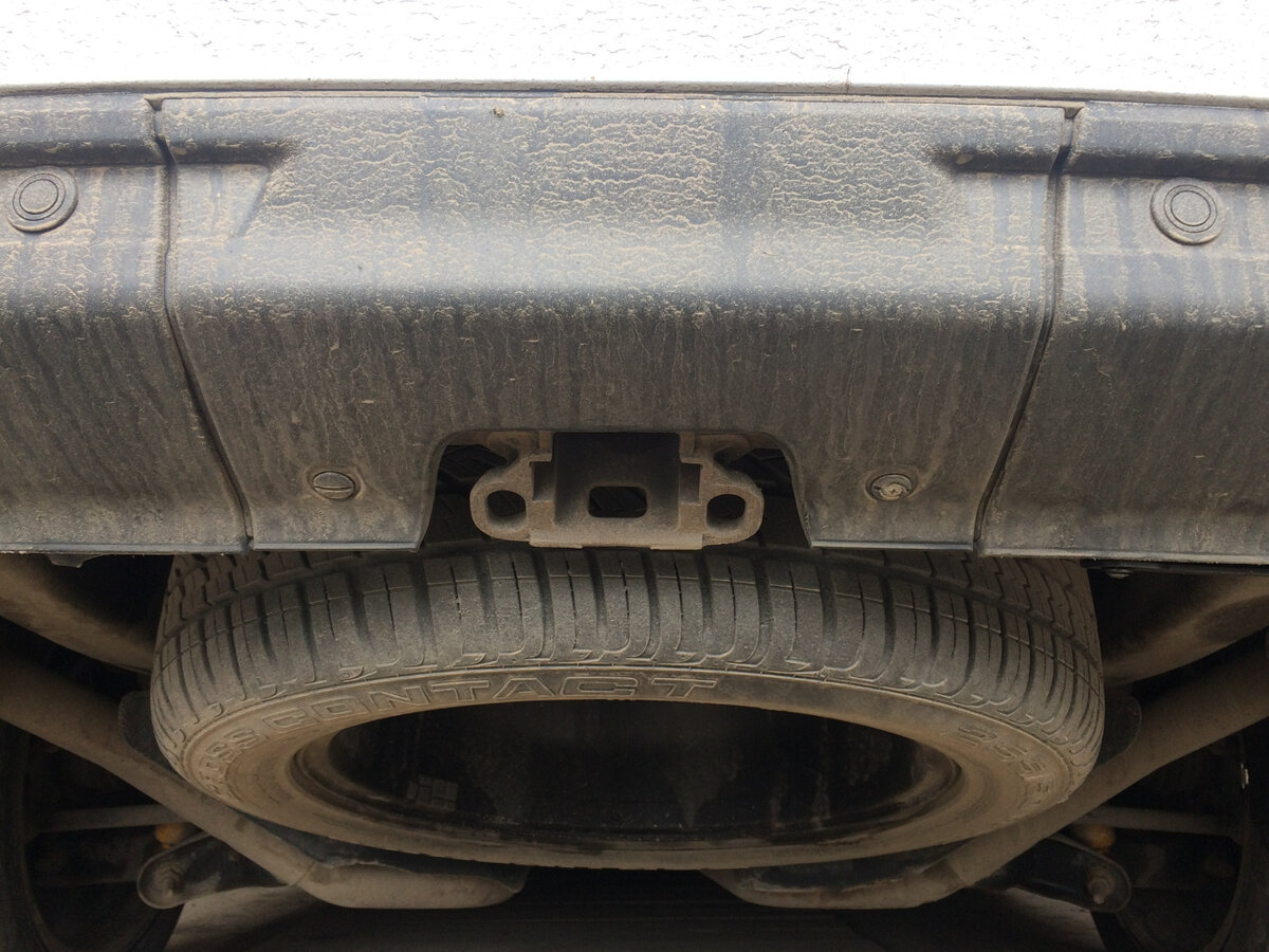 Вот так выглядит родной фаркоп без крюка. Электрика вся под снимающейся пластиковой панелью.