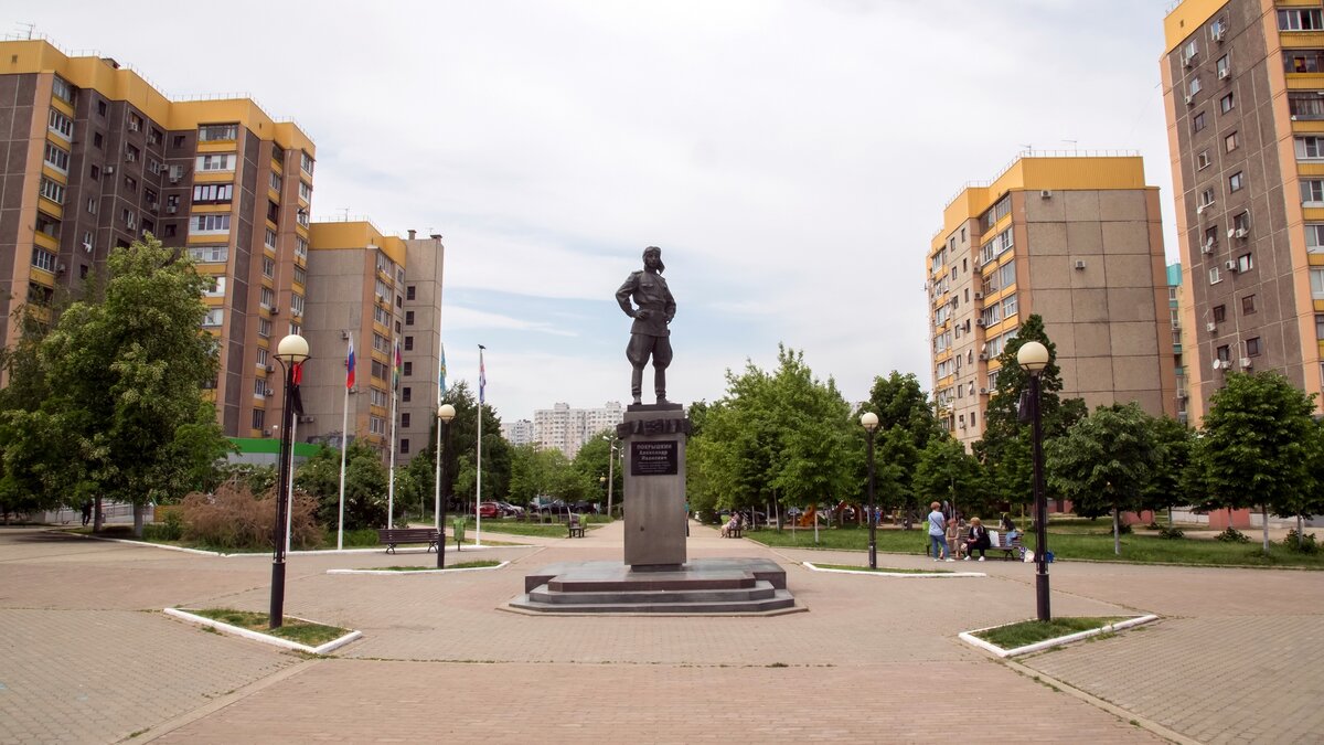 Памятник летчику Покрышкину