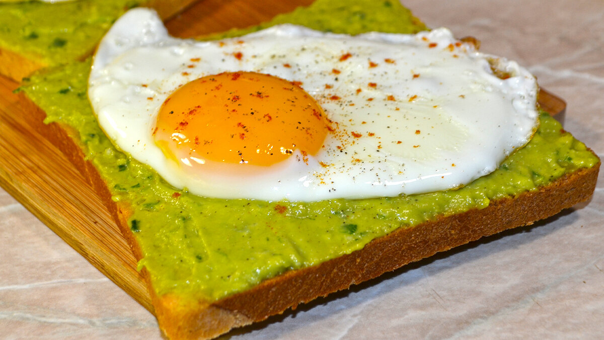 Паста из авокадо на хлебных тостах с яйцом