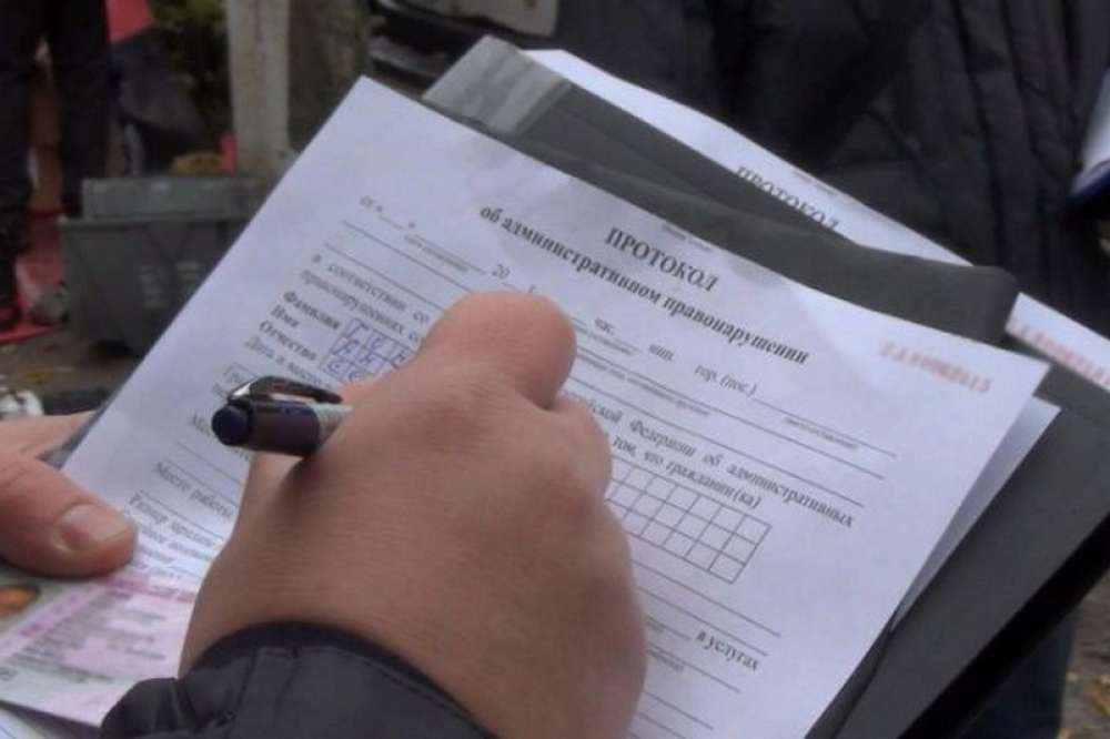 Пример протокола полиции. Полицейский заполняет протокол. Пример заполнения административного протокола. Составление протокола полицией. Протокол об административном задержании пример.