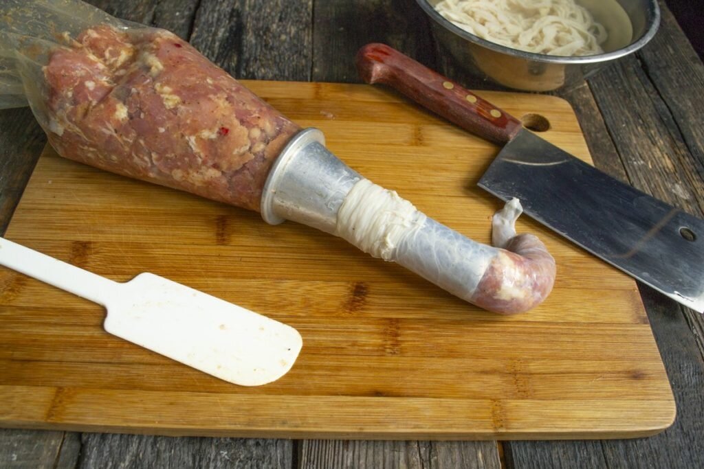 Насадка на мясорубку для приготовления колбас