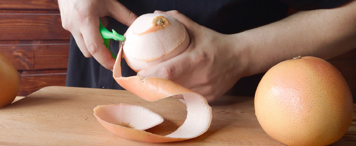 Чем толще получится цедра, тем ярче будет горчинка в самом лимонаде