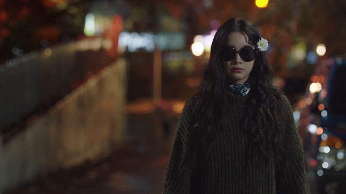 кадры из 1 серии, которые отлично показывают, как главная героиня пытается "спастись" от преследований главного героя