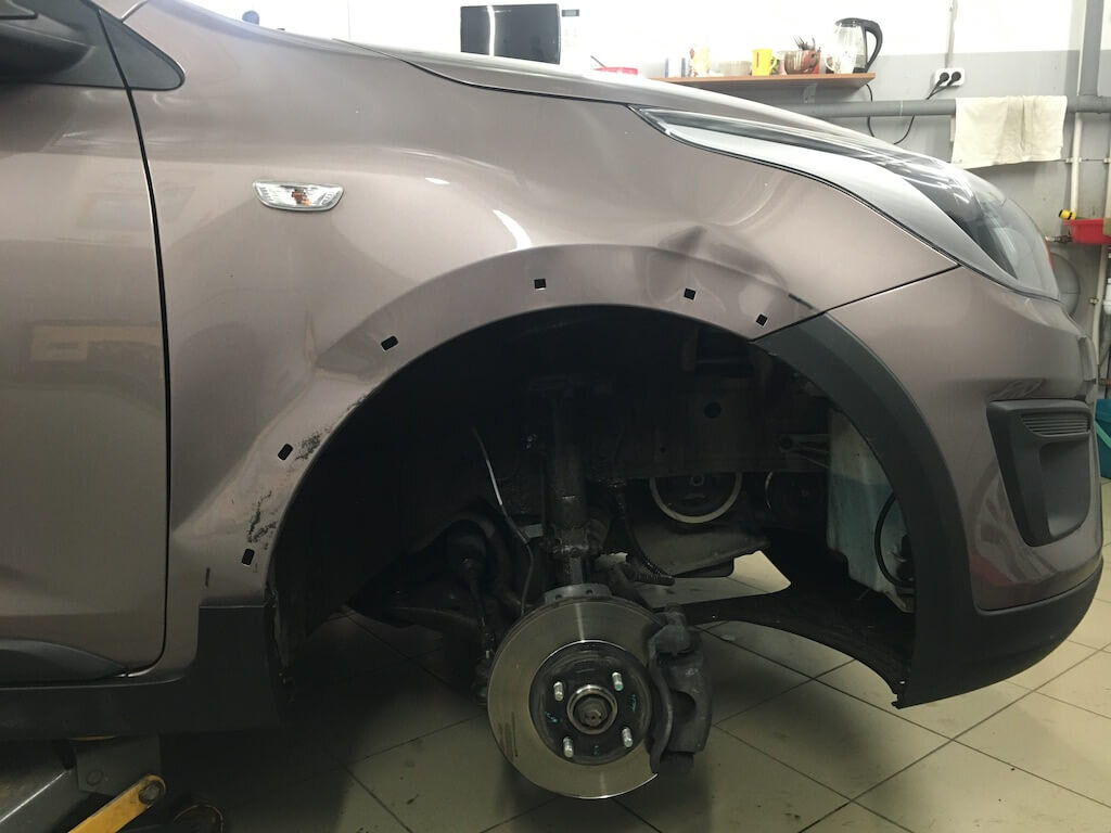 Вмятина на переднем крыле.