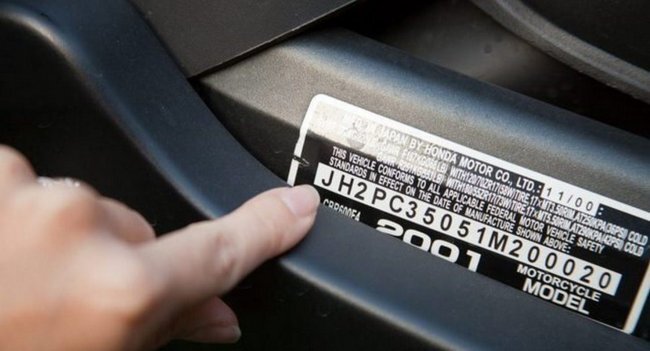 VIN-номер - это не секрет и гостайна. Кроме того, узнать его может любой прохожий, так как этот код нанесен под лобовым стеклом.