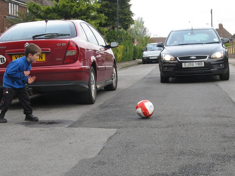 Те ситуации на дорогах в. Мяч на дороге. Ребенок с мячом на дороге. Дорожно транспортные травмы. Травматизм на дорогах для детей.