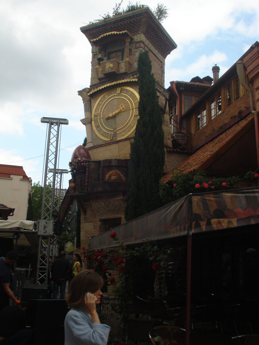 Башня с часами ,на верху которой открываются дверцы и показываются, созданные Резо Габриадзе, фигурки.   Источник: моя фотография.