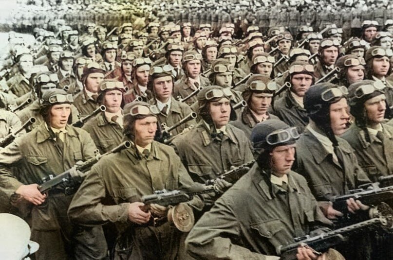 Советские парашютисты на параде