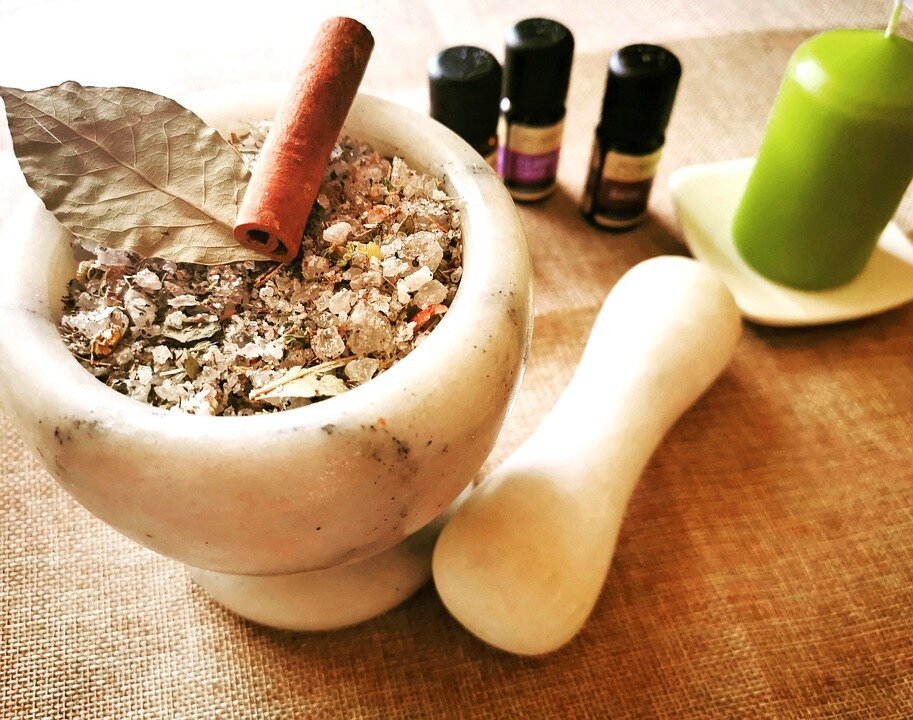 Зеленая свеча для привлечения денег (источник фото: https://clck.ru/VE7Ec)