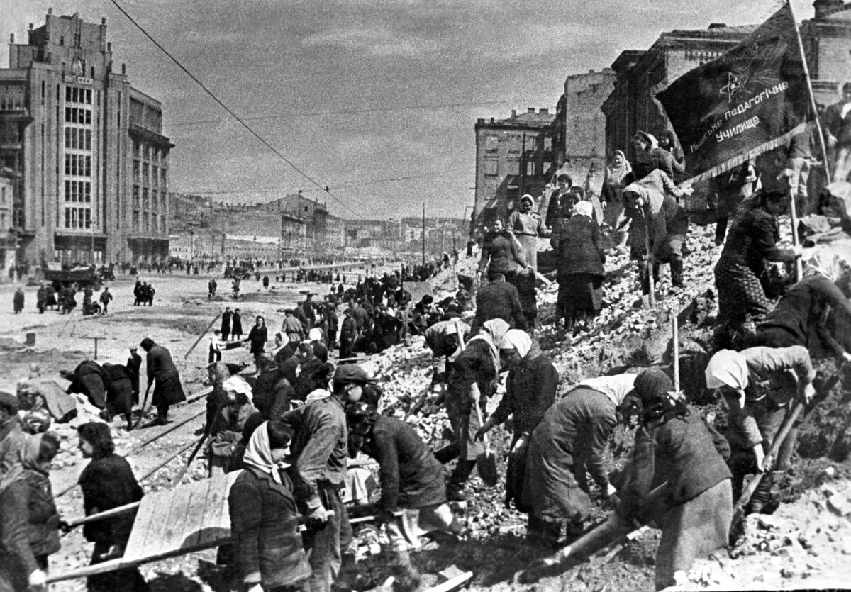 События в ссср после великой отечественной войны. Восстановление СССР после войны 1945. Города СССР после войны 1945. Послевоенный Советский Союз. Восстановление Киева после Великой Отечественной войны.