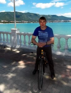 Меня зовут Дмитрий Колычев @dimataganrog. Мне 35 лет. Проживаю в городе Таганроге.  Окончил ЮФУ (Южный Федеральный Университет), работаю механиком на производстве, где в результате баротравмы в 2011 году и произошло  нарушение слуха. До этого слышал, как все здоровые люди.