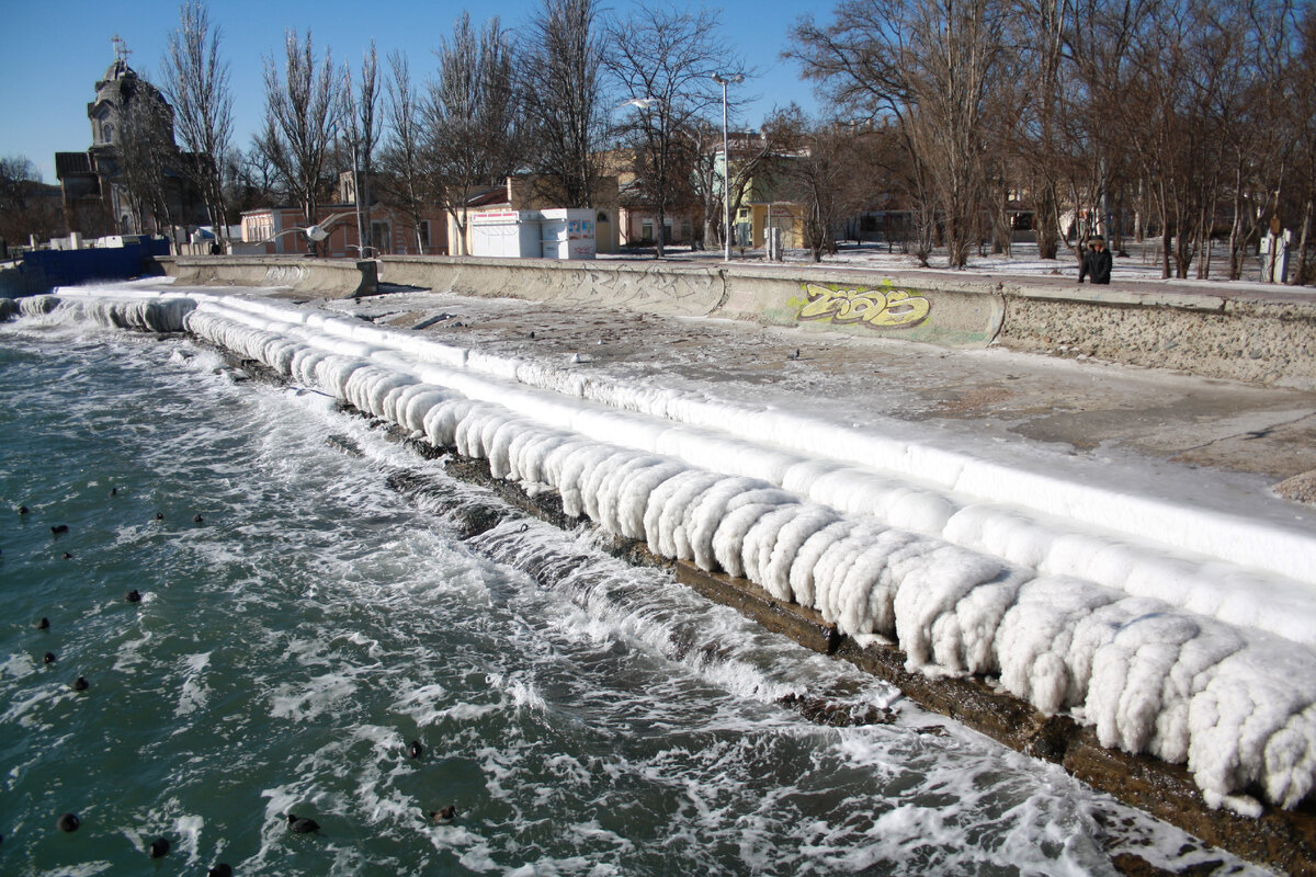 На фото набережная Терешковой. Сейчас закрыта на реконструкцию, когда откроют неизвестно. Нам ее очень не хватает.
