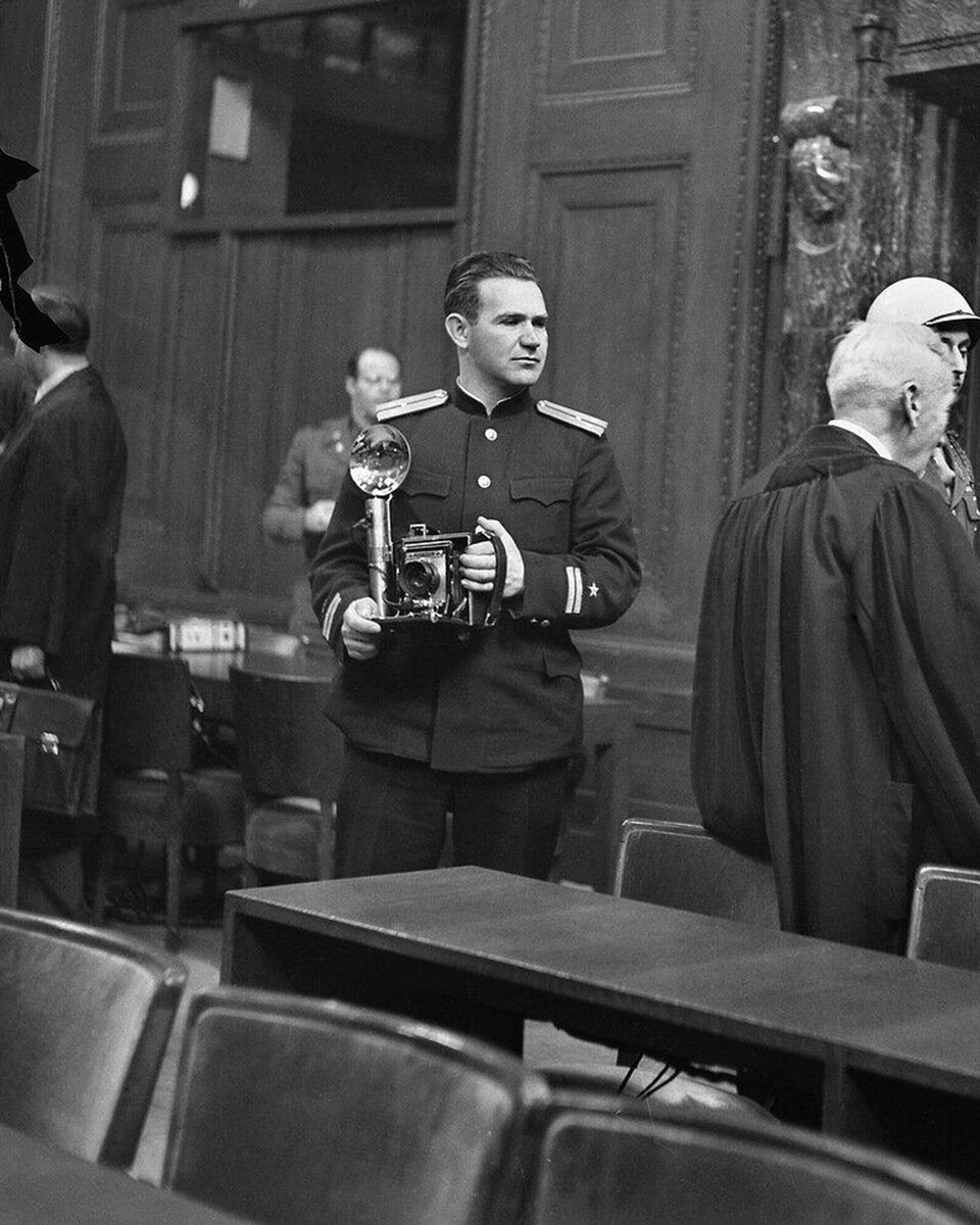 Евгений Халдей возле Германа Геринга на Нюрнбергском процессе. Фото: polk.press 