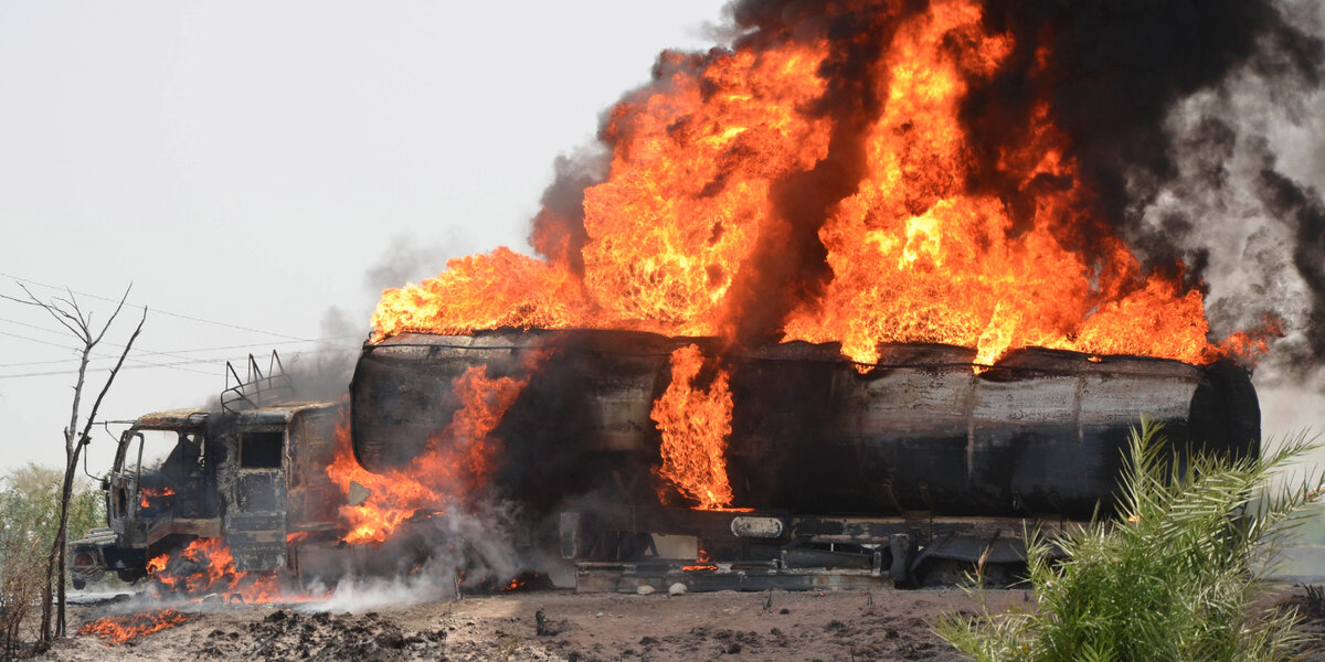 Горящий бензовоз. Источник: flipboard.com