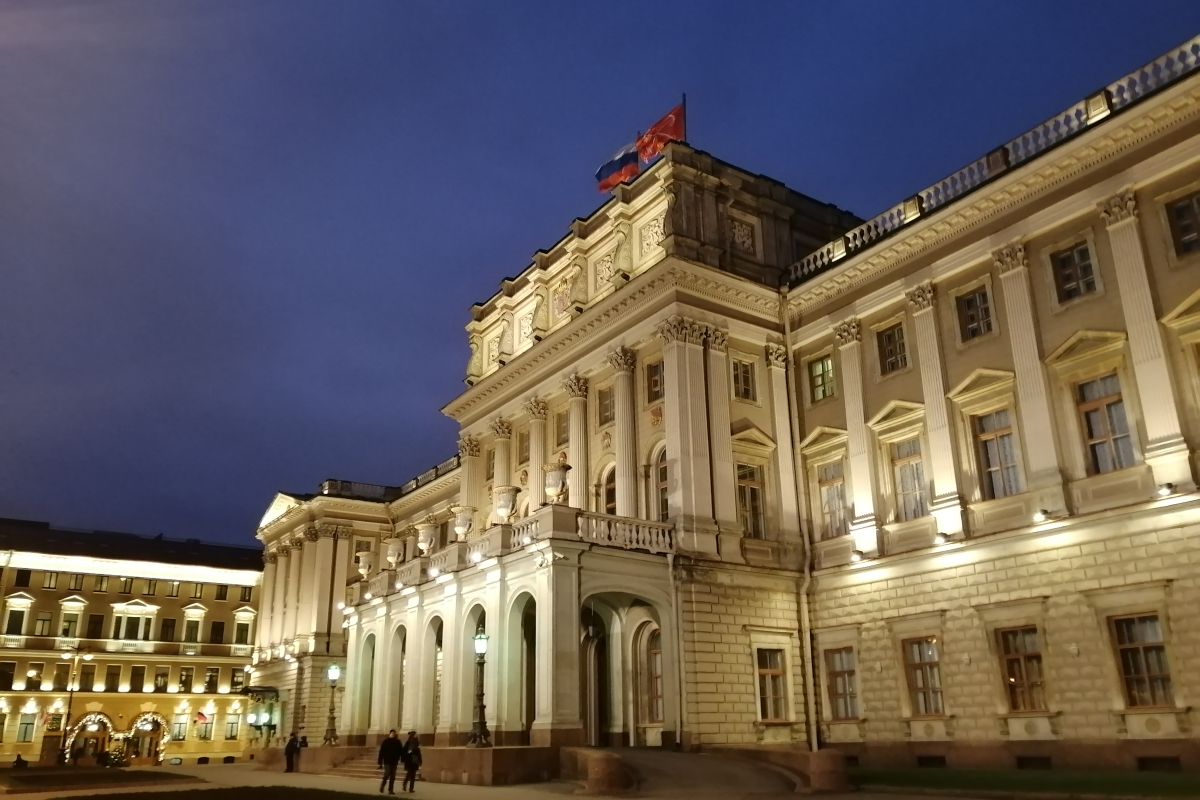 Мариинский дворец в Санкт-Петербурге расположен на южной стороне Исаакиевской площади, вдоль Синего моста через реку Мойку. Архитектор А.И. Штакеншнейдер.  Мариинский дворец стал первым самостоятельно построенным творением архитектора. Построен в 1839—1844 годах  для дочери Николая I, Марии. Император лично выбрал место на Исаакиевской площади для Мариинского дворца. Для строительства резиденции Марии Николаевны использовались только самые современные материалы и технологии. Так, например, во дворце всегда было тепло, потому что для постройки стен использовался не мрамор, а песчаник. Чтобы избежать риска возможных пожаров, перекрытия в доме сделали металлическими, а не деревянными.
В 1884 году Мариинский дворец был выкуплен в казну. С 1885 года в нём размещался Государственный совет Российской империи и Комитет министров Российской империи.
В настоящее время с 1994 года — место заседаний городского парламента — Законодательного собрания Санкт-Петербурга.