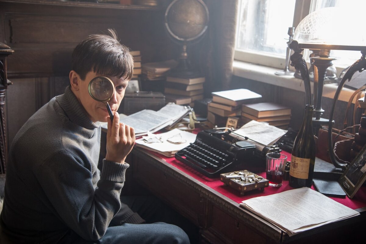 Леонид Бичевин в роли Александра Ганина. Кадр из сериала