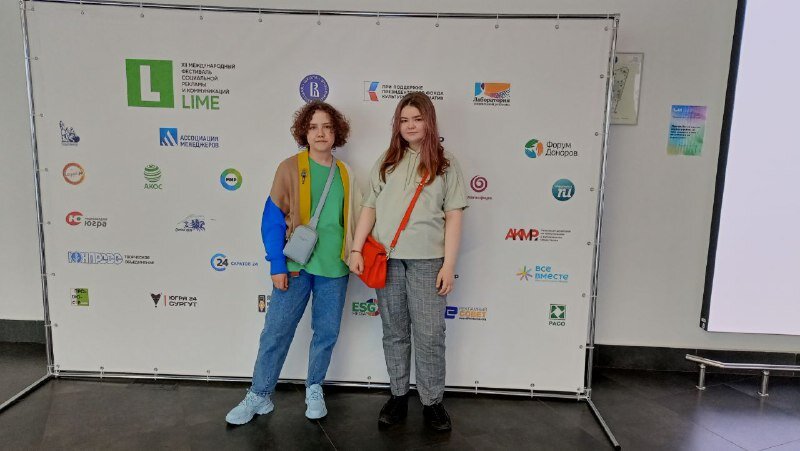 Участницы школьного пресс-центра на фестивале Lime