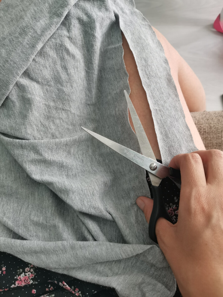 Нашла свои футболки, которую не ношу и раз резала на полоски. 