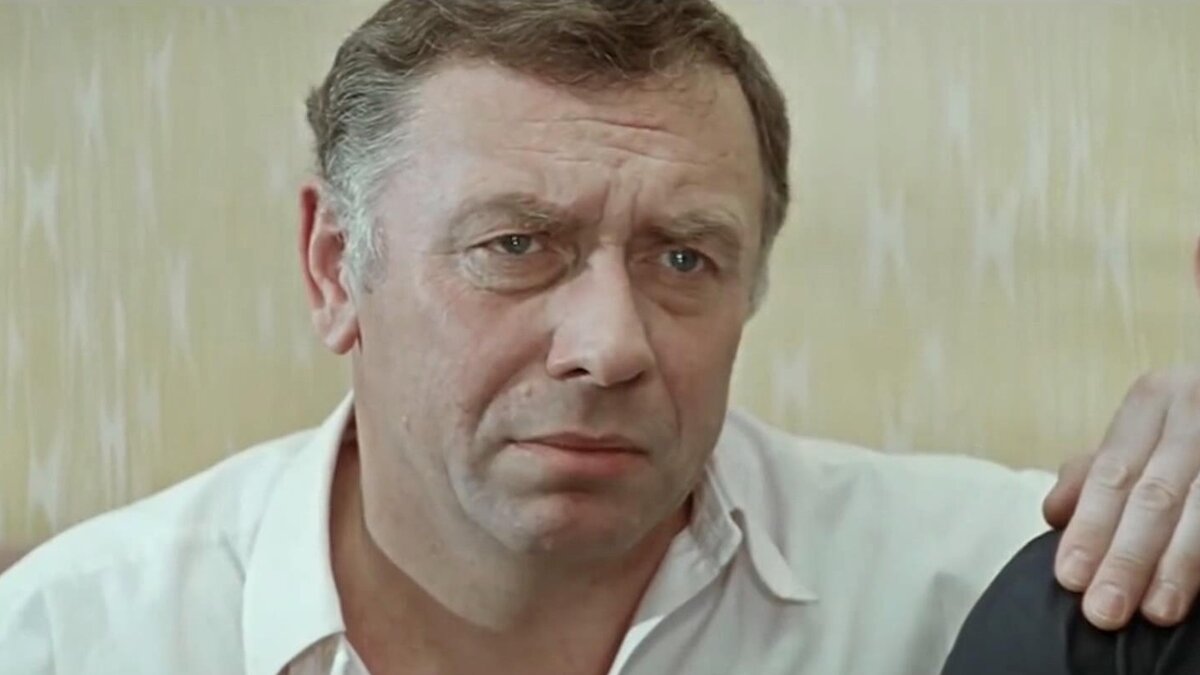 Кадр из фильма "Белорусский вокзал", режиссер Андрей Смирнов, сценарист Вадим Трунин, композиторы Альфред Шнитке, Булат Окуджава