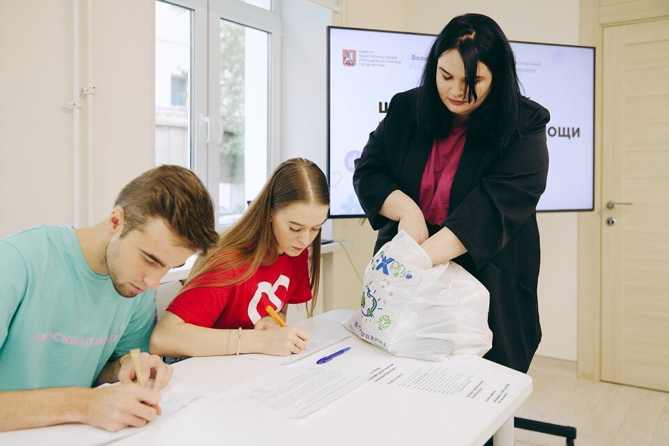     В штабе работают студенты-волонтеры. Фото: Комитет общественных связей и молодежной политики города Москвы