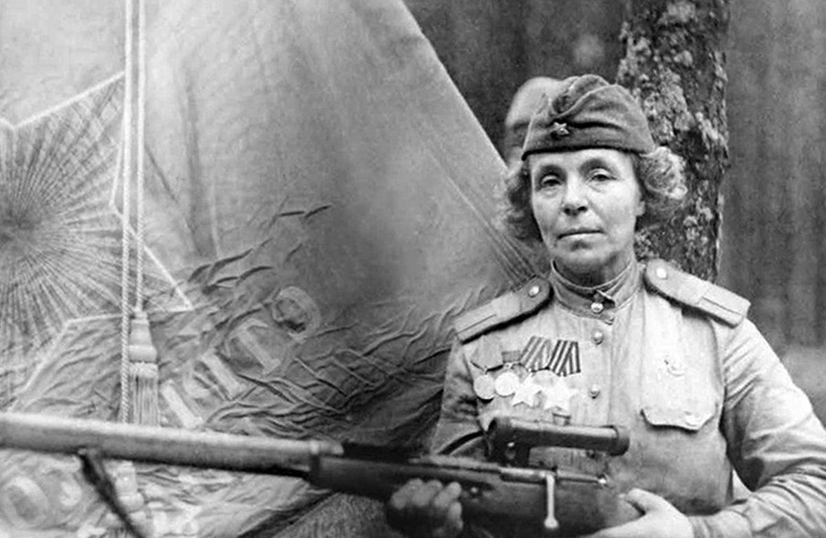 Петрова Нина Павловна - командир отделения снайперов 284-го стрелкового полка 86-й стрелковой дивизии 42-й армии Ленинградского фронта; 67-й армии 3-го Прибалтийского фронта; 2-й ударной армии 2-го Белорусского фронта, старшина; одна из 4-х женщин – полных кавалеров ордена Славы.