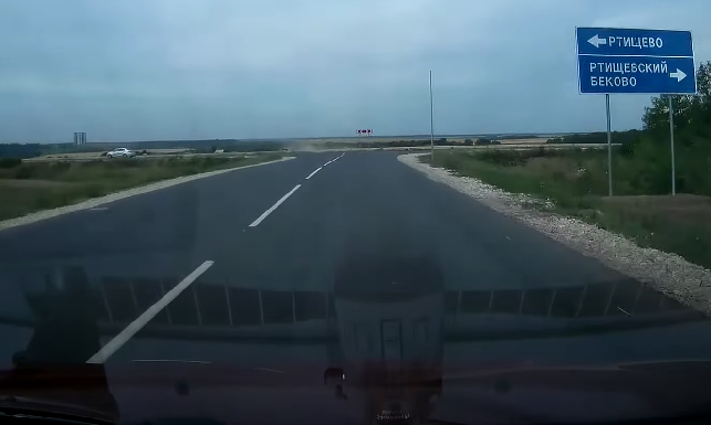 Т-образный перекрёсток перед Ртищево. Будьте внимательны - сбросьте скорость и следите за траекторией автодороги в навигаторе. Фото автора. Август 2022. 