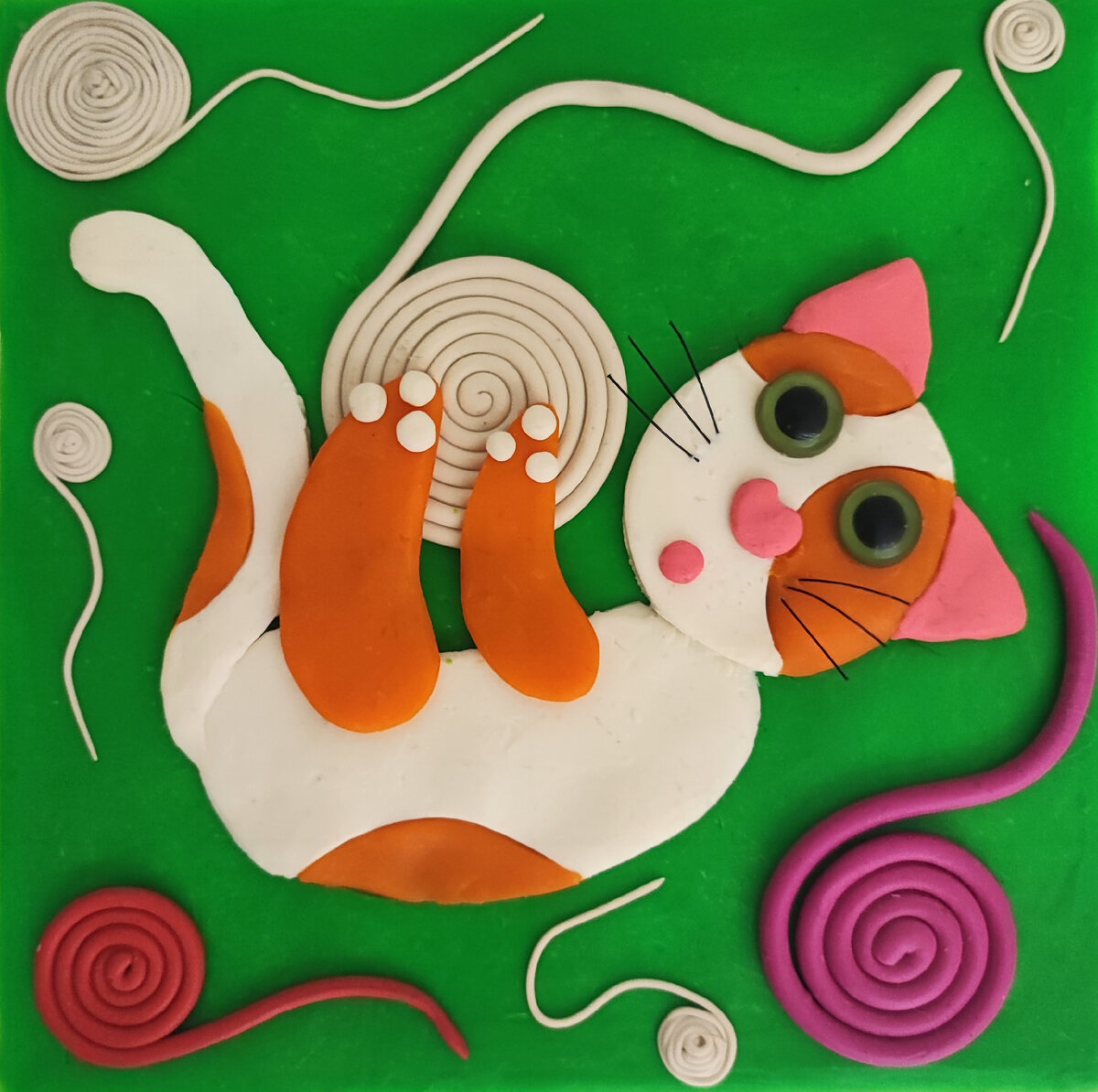 Готовый вариант аппликации из пластилина " 🐈 Котёнок играет с клубком".