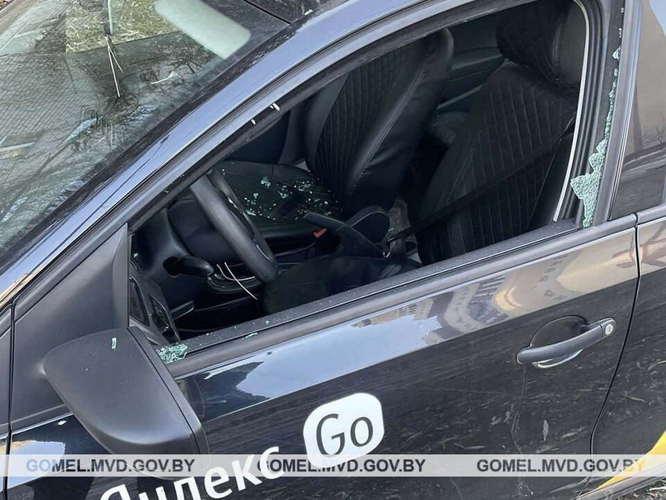     Вот так выглядит машина такси после нападения хулигана, которого доставили домой. Фото: gomel.mvd.gov.by