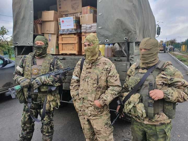     Процесс передачи гуманитарного груза. Фото: Алексей Дегтярев