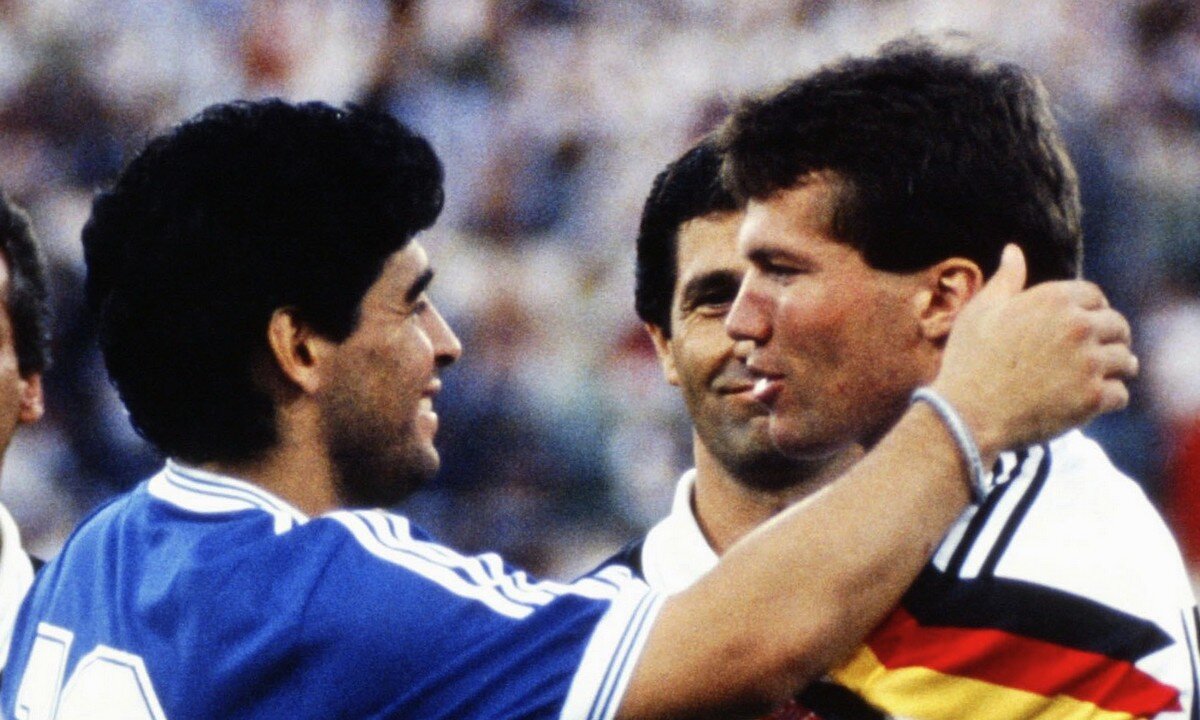 Марадона и Маттеус. Источник: sport-retro.gr