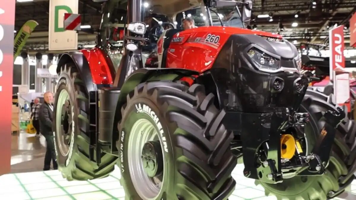 Фото: YouTube-канал TREKKER Новый трактор Case IH Puma 260 CVX мощностью 300 л.с. на выставке SIMA-2022