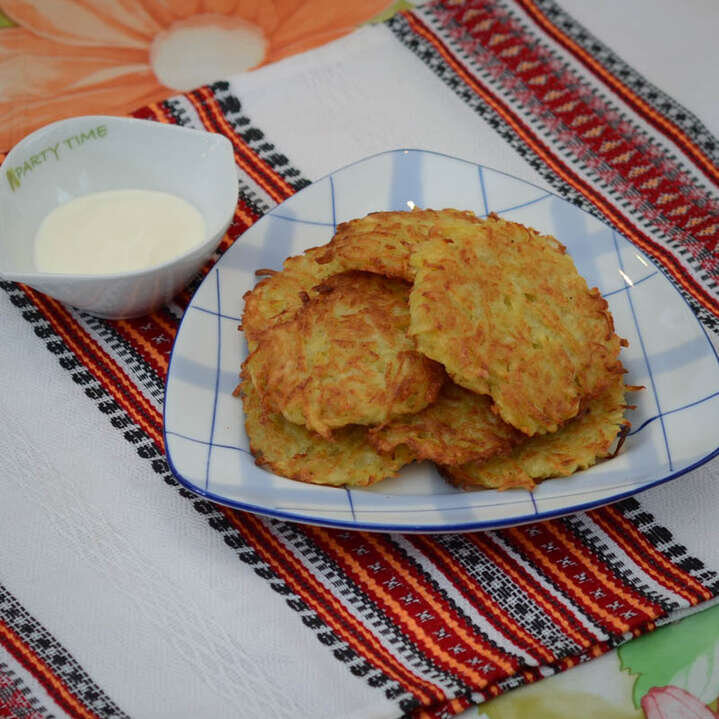 Картошку помыть и почистить ,потереть на мелкой терке .куриное яйцо  вбить в тертую картошку и хорошо перемешать .лук мелко нарезать кто не любит лу можно добавит несколько зубчиков чесныка  добавить муку лук к картофелю.картофельное тесто столовой ложкой  акуратно выкладывать на разогретую скавородку и жарить до залатистой корочки 7 мин .драники готовы.