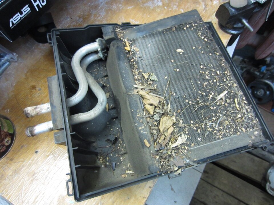 Забитый радиатор печки.